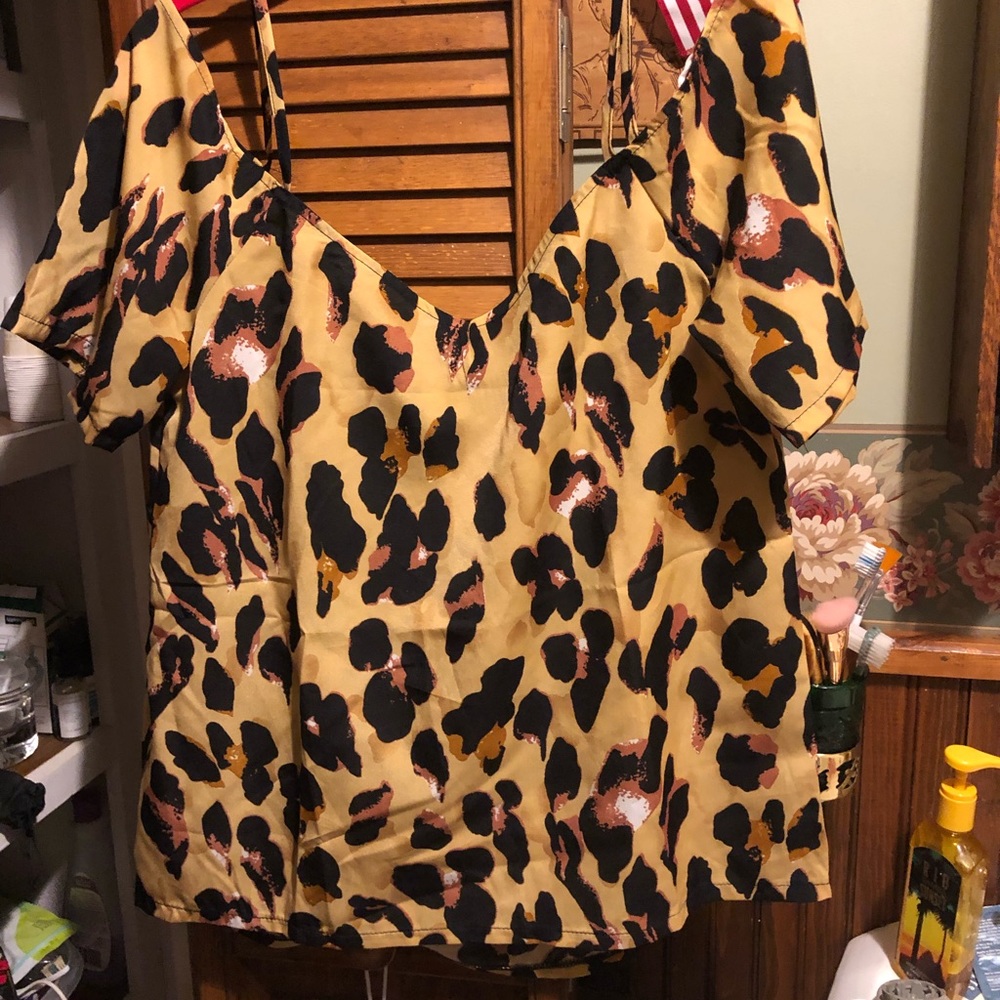 Light weight cold shoulder top